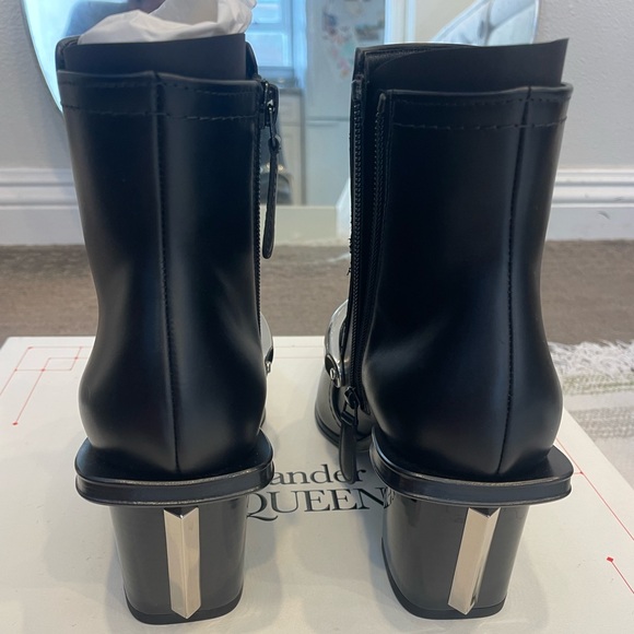 Alexander McQueen Leather Ankle Boot with Metal Bar. - Picture 3 of 7